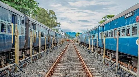 கரோனா அச்சத்தால் பயணத்தை தவிர்க்கும் மக்கள்: 50-க்கும் மேற்பட்ட சிறப்பு விரைவு ரயில்கள் ரத்து