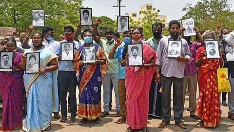 தூத்துக்குடி ஸ்டெர்லைட் ஆலையை திறக்க எதிர்ப்பு தெரிவித்து ஆட்சியர் அலுவலகம் முன்பு முற்றுகை போராட்டத்தில் ஈடுபட்ட துப்பாக்கிச் சூட்டில் பலியானவர்களின் குடும்பத்தினர் மற்றும் காயமடைந்தவர்கள். படம்: என்.ராஜேஷ்