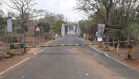 கரோனா பரவல்: கர்நாடகாவில் இருந்து யாரும் ஊடுருவாமல் இருக்க நீலகிரி எல்லையில் போலீஸார் தீவிரக் கண்காணிப்பு