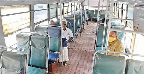 ஓரிரு பயணிகளுடன் கோவை ரயில் நிலையத்தில் இருந்து நேற்று தடாகம் சென்ற அரசுப் பேருந்து. படம்:ஜெ.மனோகரன்