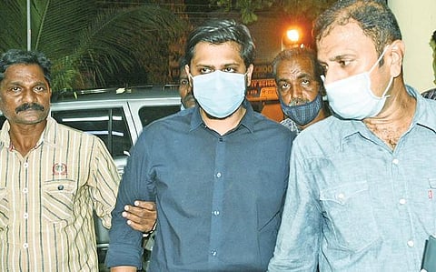 கரோனா நோயாளிகளுக்கு வழங்கப்படும் ரெம்டெசிவிர் மருந்தை பதுக்கி அதிக விலைக்கு விற்றது தொடர்பாக கைது செய்யப்பட்ட மருத்துவர் இம்ரான் கான்.  படங்கள்: எம்.முத்துகணேஷ்