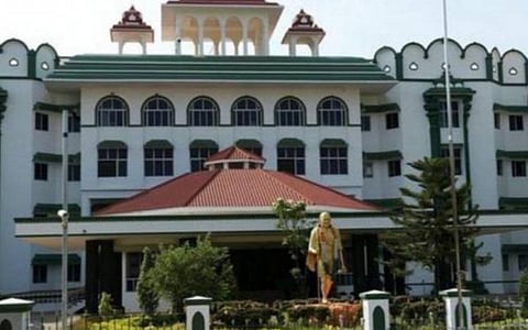 திருவட்டாறு ஆதிகேசவ பெருமாள் கோயிலில் பழமை மாறாமல் வர்ணம் பூசக்கோரி வழக்கு: அறநிலையத்துறை ஆணையர் நடவடிக்கை எடுக்க உத்தரவு