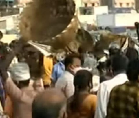 காசிமேட்டில் மீன் வாங்குவதற்காகக் குவிந்த மக்கள்.