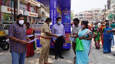 மதுரையில் தடுப்பூசி விழிப்புணர்வுக்காக வேன் பிரச்சாரம்: நரிக்குறவர் குடும்பங்களுக்கு தடுப்பூசி செலுத்தவும் ஏற்பாடு