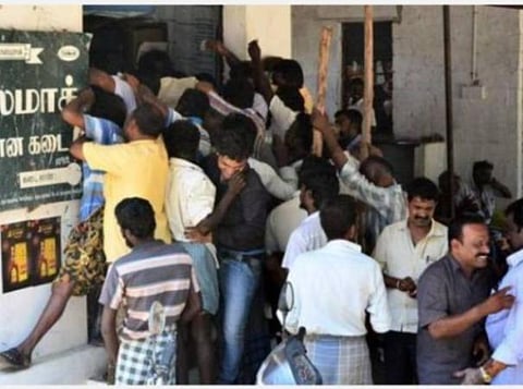 2 நாள் விடுமுறை; ஒரே நாளில் மது விற்பனை ரூ.292 கோடி: 5 நாட்களில் ரூ.1000 கோடிக்கு விற்பனை 