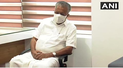 தேர்தல் முடிவுகளை அறிய  தர்மடம் தொகுதியில் காத்திருக்கும் முதல்வர் பினராயி விஜயன் | படம்: ஏஎன்ஐ.