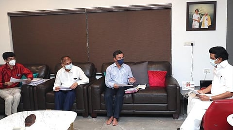 அரசு அதிகாரிகளுடன் ஆலோசனை நடத்திய ஸ்டாலின்.