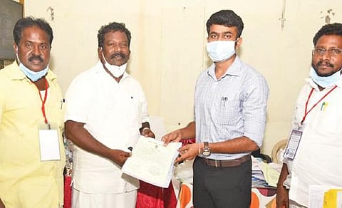 பெரும்புதூர் சட்டப்பேரவைத்  தொகுதியில் வெற்றி பெற்ற கு.செல்வபெருந்தகை வெற்றி சான்றிதழை தேர்தல் அலுவலர் முத்துமாதவனிடம் பெற்று கொண்டார்.