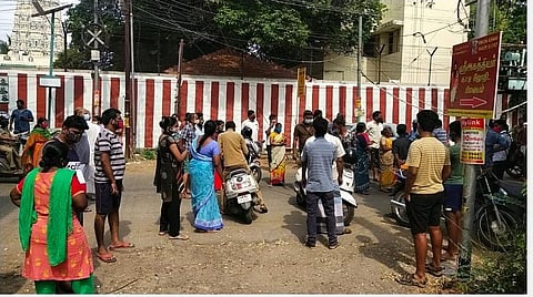 பாப்பநாயக்கன்பாளையத்தில் சாலை மறியல் போராட்டத்தில் ஈடுபட்ட பொதுமக்கள்.