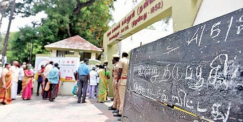 கோவை அரசு கலை அறிவியல் கல்லூரி வளாகத்தில் செயல்பட்டுவரும் கரோனா தடுப்பூசி  மையத்தில் தடுப்பூசி முடிவடைந்துவிட்டதாக நேற்று வைக்கப்பட்டிருந்த அறிவிப்பு பலகை. படம்: ஜெ.மனோகரன்