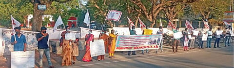 செங்கல்பட்டு அரசு மருத்துவமனையில்  போதிய ஆக்சிஜன் வசதியை ஏற்படுத்த வலியுறுத்தி,  செங்கல்பட்டு ஆட்சியர் அலுவலகம் முன்பு ஆர்ப்பாட்டத்தில் ஈடுபட்ட இந்திய ஜனநாயக வாலிபர் சங்கத்தினர்.