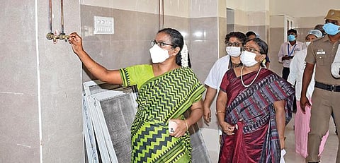 காஞ்சிபுரம் அரசு மருத்துவமனையில் புதிய கட்டிடத்தில்  ஆய்வு செய்கிறார் மாவட்ட ஆட்சியர் மகேஸ்வரி. உடன் மருத்துவப் பணிகள் இணை இயக்குநர் ஜீவா.