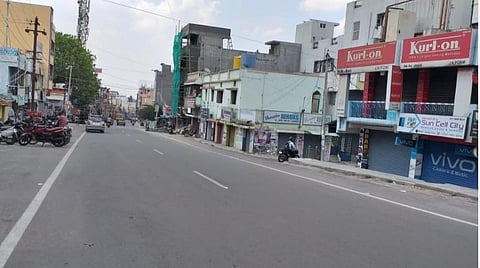 ஓசூர் வட்டாட்சியர் அலுவலக சாலையில் பகல் 12 மணிக்குப் பிறகு அனைத்துக் கடைகளும் மூடப்பட்டு வெறிச்சோடிக் காணப்பட்டன. | படங்கள் - ஜோதி ரவிசுகுமார்.