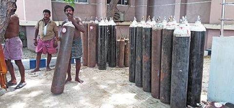 அரசு மருத்துவமனைகளிலிருந்து ஆக்சிஜன் நிரப்புவதற்காக விருதுநகரில் உள்ள மாவட்ட மருந்து கிடங்குக்கு லாரிகளில் கொண்டு வரப்பட்டு இறக்கி வைக்கப்படும் சிலிண்டர்கள்.