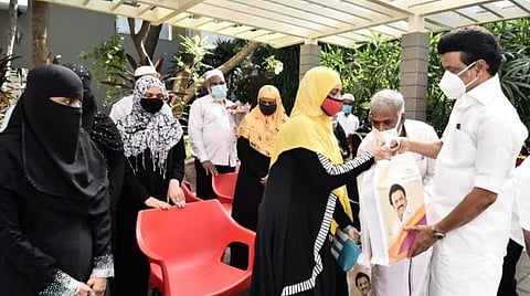ரம்ஜானை முன்னிட்டு 20 முஸ்லிம்களுக்கு புத்தாடை, பரிசுகள்: முதல்வர் மு.க.ஸ்டாலின் வழங்கினார் 