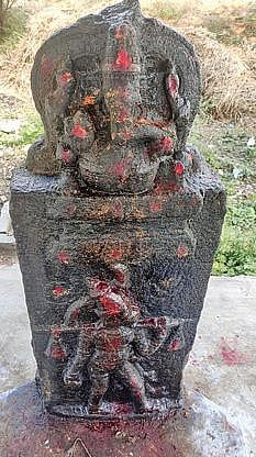 அருப்புக்கோட்டை அருகே கூத்திப்பாறை கண்மாய் கரையில் கண்டெ டுக்கப்பட்ட   நாயக்கர் காலத்தைச் சேர்ந்த அரிய சிற்பத்தூண்.