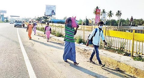 கர்நாடக மாநிலத்தில் இருந்து கால்நடையாக சுட்டெரிக்கும் வெயிலை பொருட் படுத்தாமல் தமிழக எல்லையான ஜுஜுவாடி நோக்கி வரும் ஒரு குடும்பத்தினர்.           	                                                                                   படம்: ஜோதி ரவிசுகுமார்