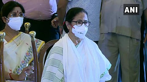 கொல்கத்தா ஆளுநர் மாளிகையில் நடந்த பதவி ஏற்பு விழாவில் பங்கேற்ற முதல்வர் மம்தா பானர்ஜி | படம்: ஏஎன்ஐ.