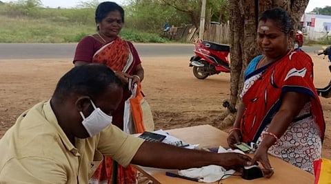 தமிழக ரேஷன் கடைகளில் கைரேகை பதிவு தற்காலிகமாக நிறுத்தப்படுமா? கரோனா அச்சத்தில் பணியாளர்கள்