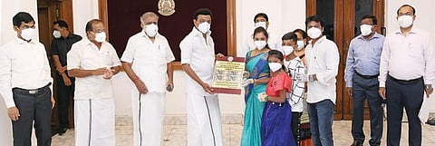 தமிழகத்தில் அரிசி குடும்ப அட்டைதாரர்களுக்கு கரோனா நிவாரண நிதியாக முதல்கட்டமாக ரூ.2 ஆயிரம் வழங்கும் திட்டத்தை சென்னை தலைமைச் செயலகத்தில் முதல்வர் மு.க.ஸ்டாலின் நேற்று தொடங்கி வைத்தார். அருகில் கூட்டுறவுத் துறை அமைச்சர் ஐ.பெரியசாமி, உணவுத் துறை அமைச்சர் அர.சக்கரபாணி, தலைமைச் செயலர் வெ.இறையன்பு மற்றும் அரசு உயரதிகாரிகள்.