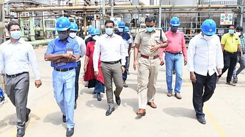 தூத்துக்குடி ஸ்டெர்லைட் ஆலை வளாகத்தில் உள்ள ஆக்சிஜன் உற்பத்தி நிலையத்தில் மாவட்ட ஆட்சியர் கி.செந்தில் ராஜ் தலைமையிலான கண்காணிப்புக் குழுவினர் ஆய்வு செய்தனர்.