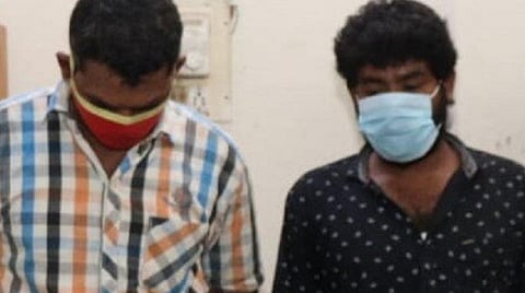 தூத்துக்குடியில் ரவுடி கொலை வழக்கில் கைது செய்யப்பட்டுள்ள தலைமைக் காவலர் பொன் மாரியப்பன் மற்றும் மோகன்ராஜ்.