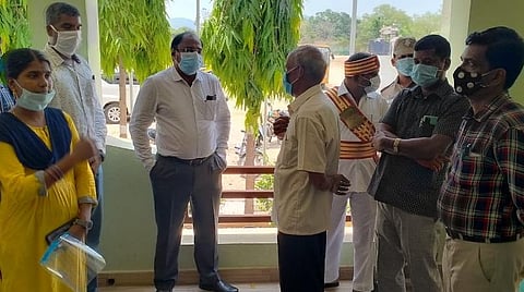 வாணியம்பாடி ஆலங்காயம் பகுதியில் உள்ள பள்ளியில் சிறப்பு சிகிச்சை மையம் அமைக்க மாவட்ட ஆட்சியர் சிவன் அருள் ஆய்வு செய்தார்.