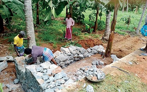 குமரி மாவட்டம் உன்னங்குளம் கிராமத்தில் பாசனக் கால்வாய் அடைக்கப்பட்ட இடத்தில்  காங்கிரீட், கருங்கற்களால் கட்டுமானம் எழுப்பி  பாதை அமைக்கப்படுகிறது.   						  படம்: எல்.மோகன்