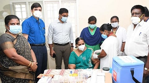 தூத்துக்குடியில் துடிசியா சார்பில் நடைபெற்ற இலவச கரோனா தடுப்பூசி முகாமை மாவட்ட சிறப்பு கண்காணிப்பு அலுவலர் குமார் ஜெயந்த் தொடங்கி வைத்து பார்வையிட்டார். உடன் மாவட்ட ஆட்சியர் கி.செந்தில் ராஜ். | படம்: என்.ராஜேஷ்
