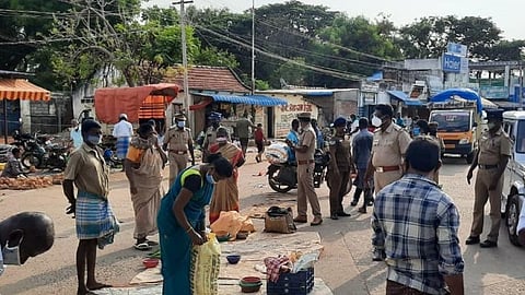 சிவகங்கை பேருந்துநிலையத்தில் நடந்த சந்தை.