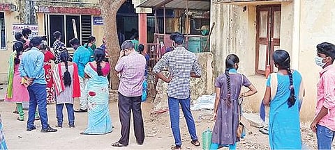 மயிலாடுதுறையில் உள்ள பெரியார் அரசு மருத்துவமனையில் உள்ள சித்த மருத்துவப் பிரிவில் மருந்துகளை வாங்க நீண்ட வரிசையில் காத்திருக்கும் பொதுமக்கள்.