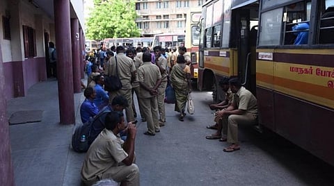கரோனா ஒழிப்பு நடவடிக்கைக்காக முதல்வர் நிவாரண நிதிக்கு ஒரு நாள் ஊதியம்: போக்குவரத்துக் கழக தொழிலாளர்கள் முடிவு
