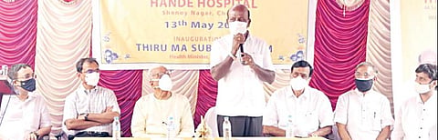 ஷெனாய் நகரில் உள்ள ஹண்டே மருத்துவமனையில், ஜெயின் அன்னபூர்ணா அறக்கட்டளை சார்பில் அமைக்கப்பட்டுள்ள கோவிட் பராமரிப்பு மையத்தை அமைச்சர் மா.சுப்பிரமணியன் நேற்று தொடங்கி வைத்தார். அண்ணாநகர் சட்டப்பேரவை உறுப்பினர்  எம்.கே.மோகன், முன்னாள் சுகாதாரத் துறை அமைச்சர் ஹெ.வி.ஹண்டே, ஆறுமுகம் மற்றும் பலர் உடனிருந்தனர்.