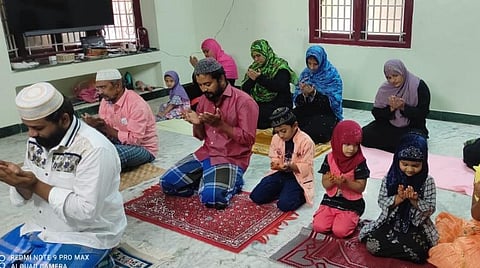ஊரடங்கால் வீடுகளிலேயே ரம்ஜான் சிறப்புத் தொழுகையில் ஈடுபட்ட இஸ்லாமியர்கள்: கரோனாவிலிருந்து உலகம் மீளப் பிரார்த்தனை