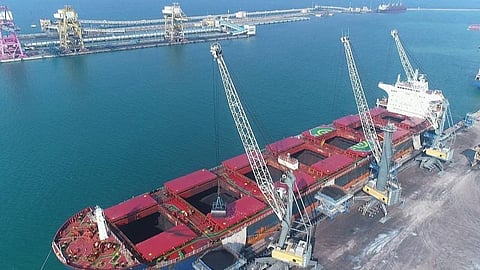 தூத்துக்குடி வஉசி துறைமுக கப்பல் தளத்தில் நிறுத்தப்பட்டுள்ள சரக்கு கப்பலில் இருந்து ராட்சத கிரேன்கள் மூலம் நிலக்கரி இறக்கப்படுகிறது.