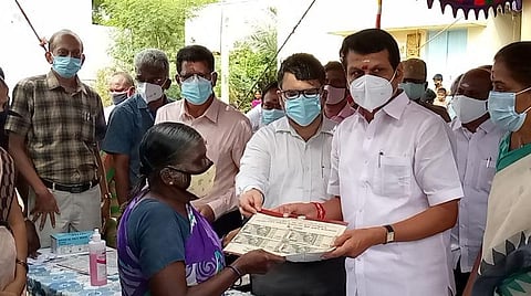 கரூர் கோடங்கிப்பட்டியில் நடந்த விழாவில் மின்துறை அமைச்சர் வி.செந்தில்பாலாஜி  பார்வையற்ற மாற்றுத்திறனாளிப் பெண் தமிழரசிக்கு ரூ.2,000 நிவாரணத் தொகை வழங்கினார். அருகில் கரூர் எம்.பி. செ.ஜோதிமணி, மாவட்ட ஆட்சியர் பிரசாந்த்  வடநேரே உள்ளிட்டோர்.
