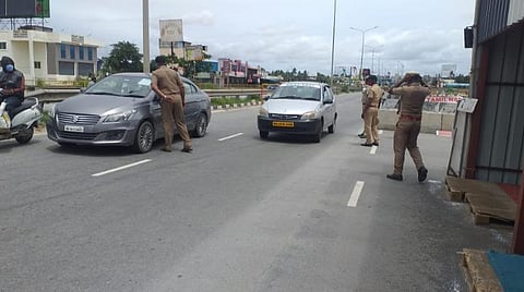 புதிய கட்டுப்பாடுகளுடன் ஊரடங்கு; தமிழக ஓசூர் எல்லையில் இ-பாஸ் வாகன சோதனை தீவிரம்