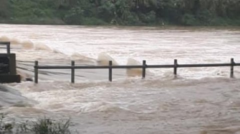 குமரியில் 2-வது நாளாக இடி, மின்னலுடன் பலத்த மழை; பேச்சிப்பாறை அணையில் இருந்து தண்ணீர் திறப்பு: தாமிரபரணி, பழையாற்றில் வெள்ளப்பெருக்கு