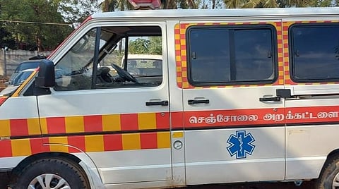 கரோனா பேரிடரில் காரைக்குடியில் சமூக ஆர்வலர்கள் இணைந்து நடத்தும் இலவச ஆம்புலன்ஸ் சேவை
