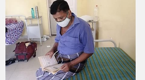 பராமரிப்பு மையத்தில் சிகிச்சை பெறுபவர்கள் புத்தகத்தை வாசிக்கின்றனர்.  