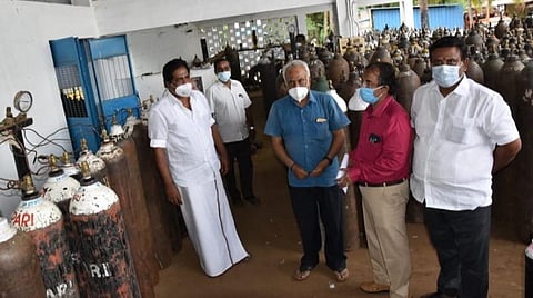மதுரைக்கு முக்கியத்துவம் கொடுங்கள்: தனியார் ஆக்ஸிஜன் ஆலைகளை ஆய்வு செய்த வணிகவரித்துறை அமைச்சர் உத்தரவு