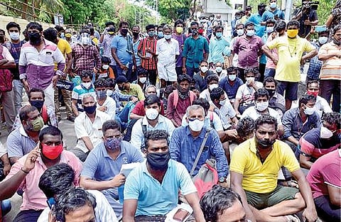 சென்னை நேரு விளையாட்டு அரங்க வளாகத்தில் ‘ரெம்டெசிவிர்’ மருந்து விற்பனை நேற்று தொடங்கியது. ஒரு நாளைக்கு 300 பேருக்கு மட்டுமே மருந்து வழங்கப்படும் என்று அதிகாரிகள் அறிவித்தனர். இதையடுத்து மருந்து கிடைக்காதவர்கள் சாலை மறியலில் ஈடுபட்டனர். படம்: க.பரத்