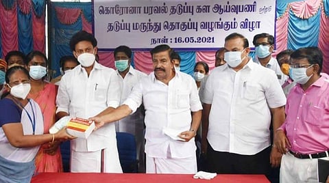 தடுப்பு மருந்து தொகுப்பு வழங்கும் அமைச்சர்கள் கே.என்.நேரு, அன்பில் மகேஸ் பொய்யாமொழி.