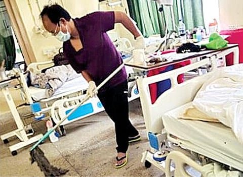 மிசோரமில் கரோனாவுக்கு சிகிச்சை பெற்று வரும் நிலையில் மருத்துவமனை தரையை சுத்தம் செய்த அமைச்சர்