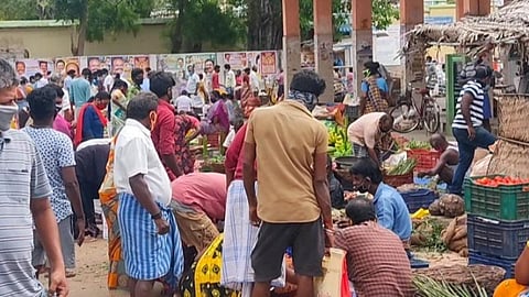 சிவகங்கை நேருபஜாரில் வாகன ஓட்டிகளால் நெரிசல் ஏற்பட்டது.