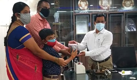 நிவாரண நிதி வழங்கிய சிறுவன்.