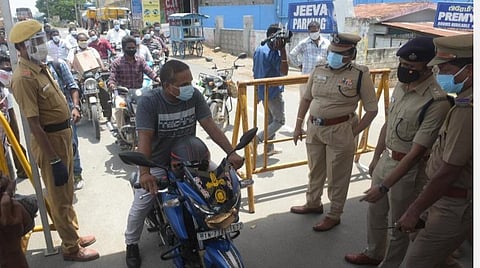வேலூர் செல்லியம்மன் கோயில் எதிரில் நடைபெற்ற வாகனத் தணிக்கையை ஆய்வு செய்த டிஐஜி காமினி. 