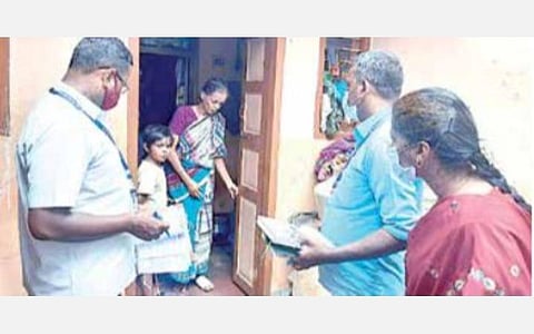 முதியோர் உதவித்தொகை கேட்டு விண்ணப்பித்த காமயக்கவுண்டன்பட்டியைச் சேர்ந்த  மனுதாரர் வீட்டில் விசாரணை நடத்திய அதிகாரிகள்.