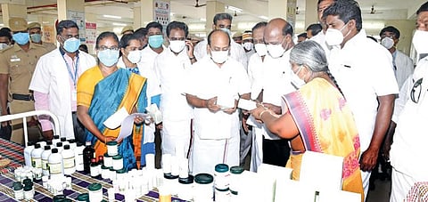 காஞ்சிபுரம் ஏனாத்தூர் மீனாட்சி மருத்துவக் கல்லூரி மருத்துவமனையில் கரோனா சித்த மருத்துவ சிறப்பு முகாமை தொடங்கிவைத்துப் பார்வையிட்ட அமைச்சர்கள் தா.மோ.அன்பரசன்,  மா.சுப்பிரமணியன்.  உடன், மாவட்ட ஆட்சியர் மகேஸ்வரி உள்ளிட்டோர்.