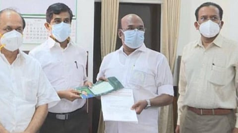முதல்வர் பொது நிவாரண நிதிக்கு அதிமுக சார்பில் ரூ.1 கோடி: ஜெயக்குமார் வழங்கினார்